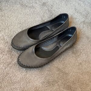 Born Women's Dark Gray Leather Flats